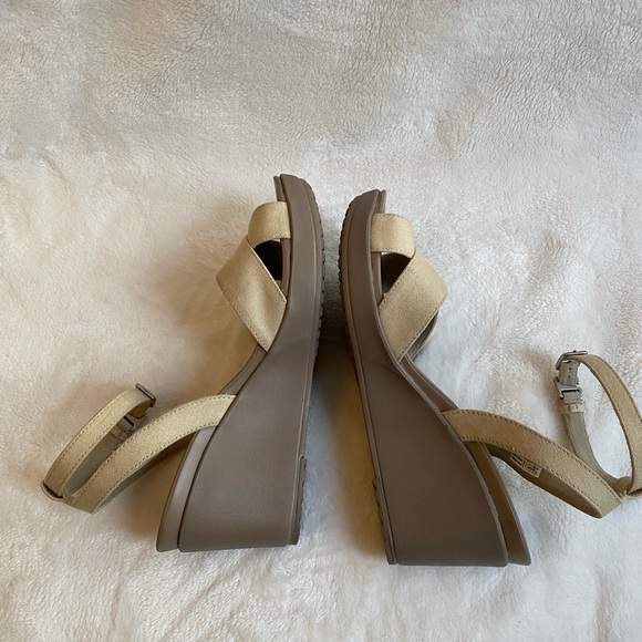 Crocs Sandals Womens 10 Beige Leigh Il Cross Ankle Strap Wedge - Picture 5 of 9